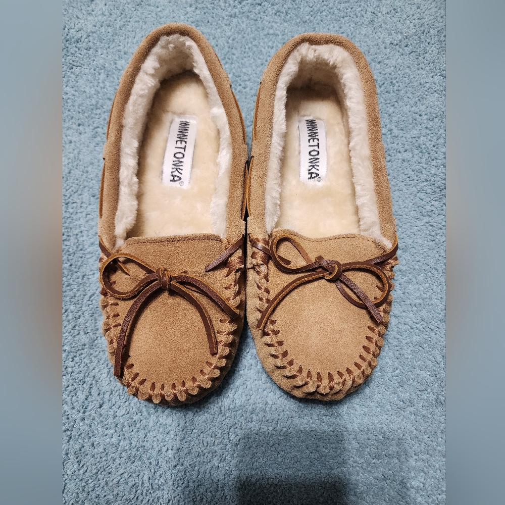 Minnetonka Tan Suede Shearling Moccasin Slippers NWOT